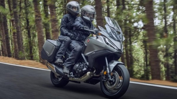 Няколко години след пристигането си на пазара, Honda Nt 1100  спечели всеобщото признание за комфорт, гъвкавост и блясък. 1084 кубика на двигателя носят 102 коня. Моторът  обикновено се комбинира с 6-степенна скоростна кутия. Но японският гигант го предлага и с вече установената  DCT трансмисия, което повишава собственото тегло с 10 кг до 238 при пълен до 20,4 литра резервоар. Така с DCT базовата цена се повишава от 14 690 на 15 790 евро на европейскит пазари. NT 1100 има стоманена рамка, към която са прикрепени 43 мм Showa обърната вилка и алуминиево люлеещо се рамо с регулируемо предварително натоварване. 

Оборудването му включва 5 режима на каране (2 от които могат да се персонализират), круиз контрол, 6,5" цветен TFT сензорен екран, отопляеми ръкохватки и подходящи странични калъфи.